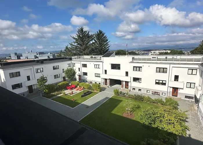 Apartman Downtown With 2 Bedrooms And Balcony *